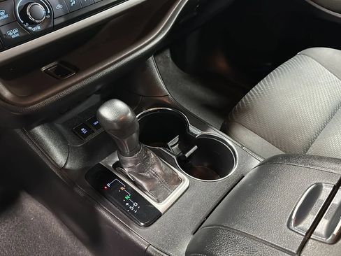 Used 2019 Toyota Highlander LE AWD/4WD image 27