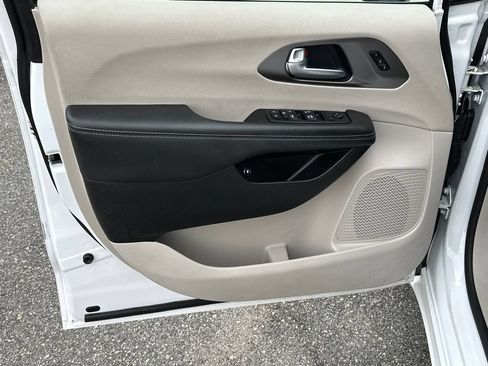 Used 2024 Chrysler Pacifica Limited FWD image 10
