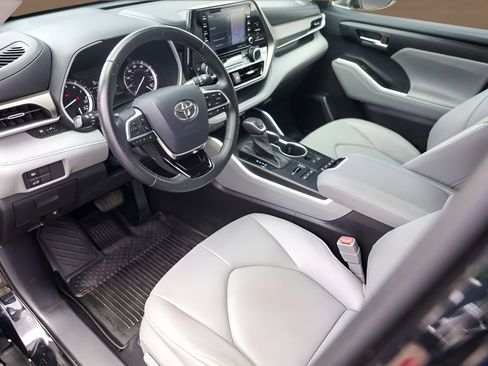 Used 2020 Toyota Highlander XLE AWD/4WD image 10