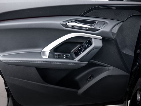 Certified 2025 Audi Q5 Premium w/ Convenience Package image 11