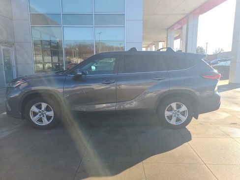 Used 2023 Toyota Highlander LE image 4