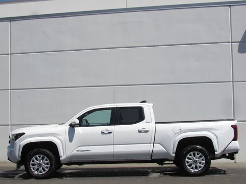 Certified 2025 Toyota Tacoma SR5 AWD/4WD image 4