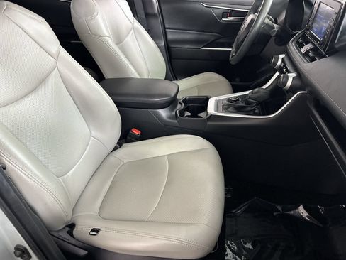 Used 2020 Toyota RAV4 XLE w/ Carpet Mat Package AWD/4WD image 26