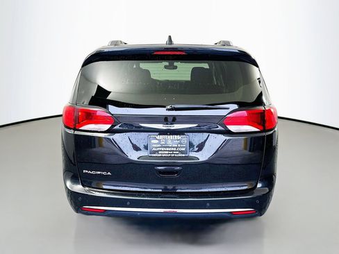 Used 2020 Chrysler Pacifica Touring-L FWD image 6