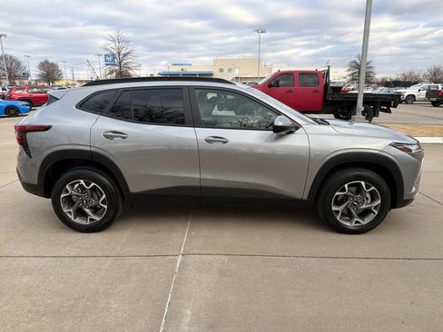 Used 2025 Chevrolet Trax LT image 11