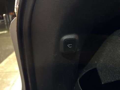 Used 2020 Jeep Cherokee Limited image 18