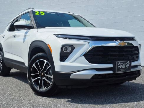 Used 2025 Chevrolet TrailBlazer LT AWD/4WD image 2