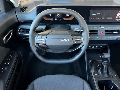 Used 2025 Kia K4 LXS image 16