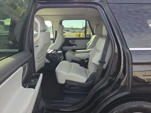 Used 2025 Ford Expedition Platinum image 6