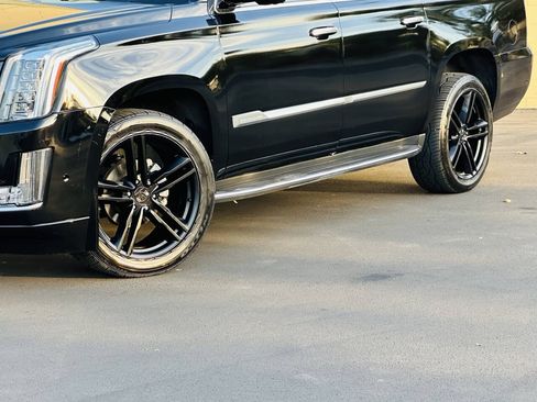 Used 2017 Cadillac Escalade ESV Luxury RWD image 3