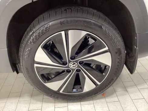 Certified 2025 Volkswagen Taos SE w/ Panoramic Sunroof Package image 24