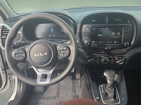 Used 2025 Kia Soul LX FWD image 2