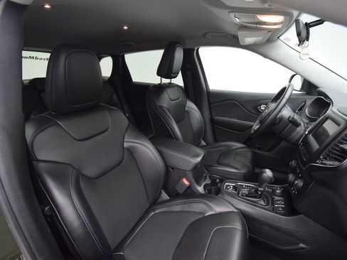 Used 2019 Jeep Cherokee Latitude Plus w/ Cold Weather Group AWD/4WD image 13
