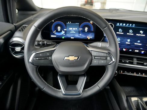 Used 2025 Chevrolet Equinox EV LT w/ Comfort Package image 18