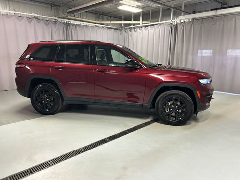 Used 2025 Jeep Grand Cherokee Altitude AWD/4WD image 8