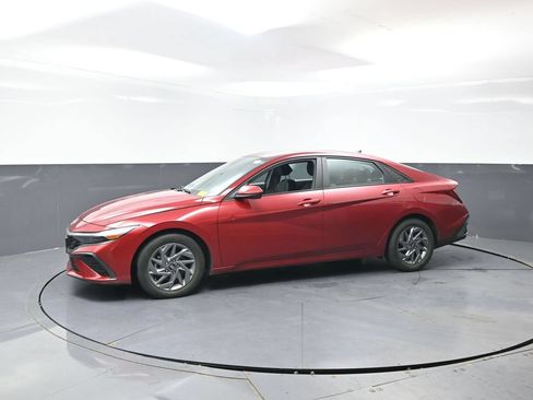 Used 2024 Hyundai Elantra SEL FWD image 9