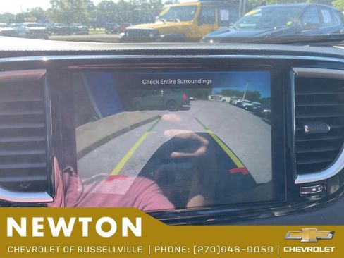 Used 2023 Chrysler Pacifica Touring-L FWD image 6