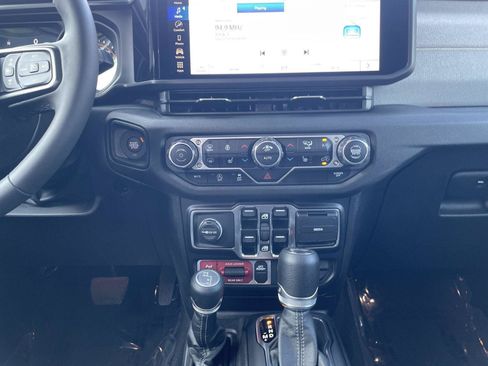 Used 2025 Jeep Wrangler Unlimited Sport AWD/4WD image 17