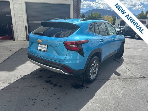 Used 2025 Chevrolet Trax LT w/ LT Convenience Package FWD image 7