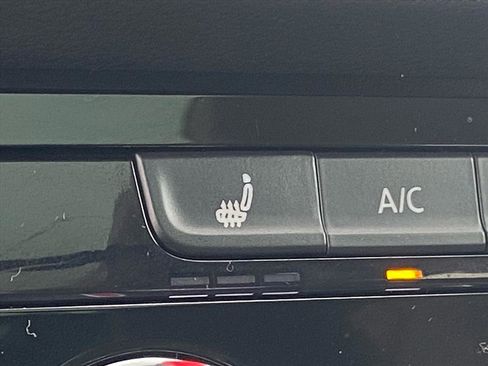 Certified 2023 Volkswagen Taos SE w/ Panoramic Sunroof Package image 17