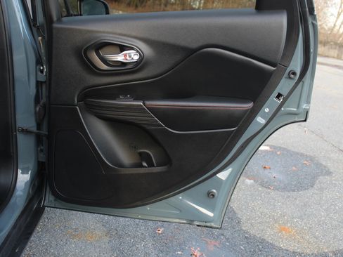 Used 2015 Jeep Cherokee Trailhawk w/ Comfort/Convenience Group image 16