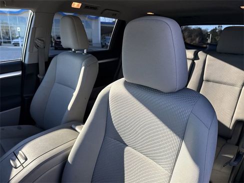 Used 2019 Toyota Highlander LE image 14