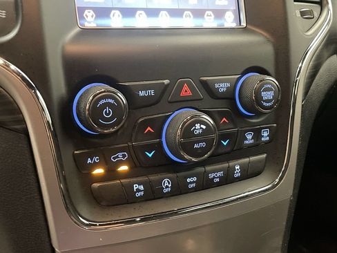 Used 2019 Jeep Grand Cherokee Laredo AWD/4WD image 11