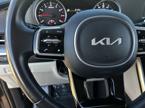 Used 2024 Kia Carnival LX image 23
