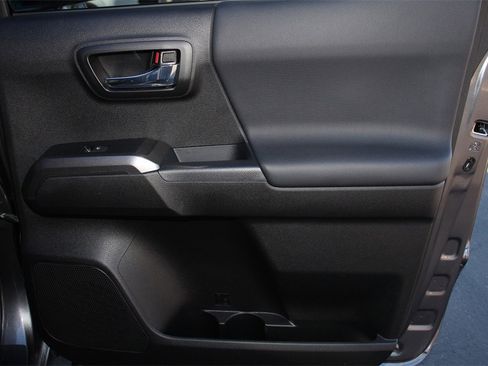 Used 2022 Toyota Tacoma TRD Off-Road image 27