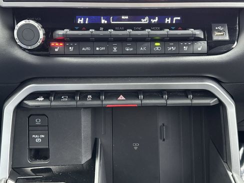 Used 2025 Toyota Sequoia Platinum image 34