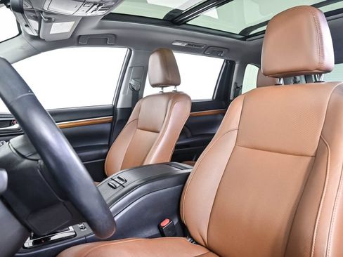 Used 2018 Toyota Highlander Limited Platinum FWD image 6