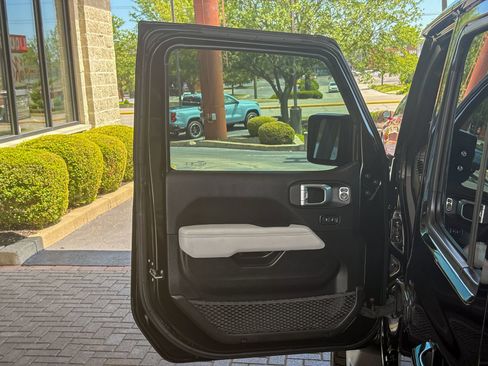 Used 2022 Jeep Wrangler Unlimited Sahara AWD/4WD image 21