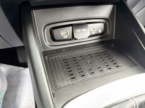 Certified 2024 Hyundai Venue Limited FWD image 29