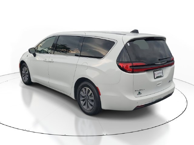 Used 2024 Chrysler Pacifica Limited FWD image 3