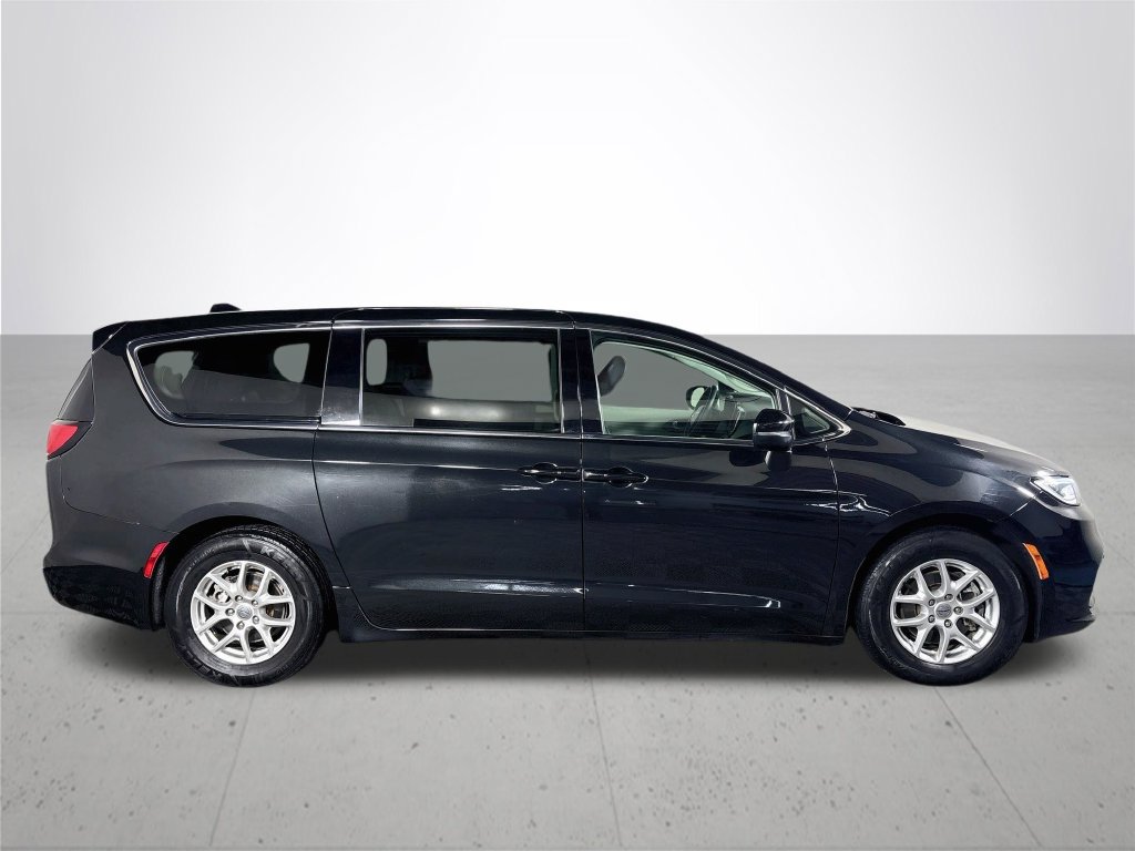 Used 2023 Chrysler Pacifica Touring-L FWD image 5