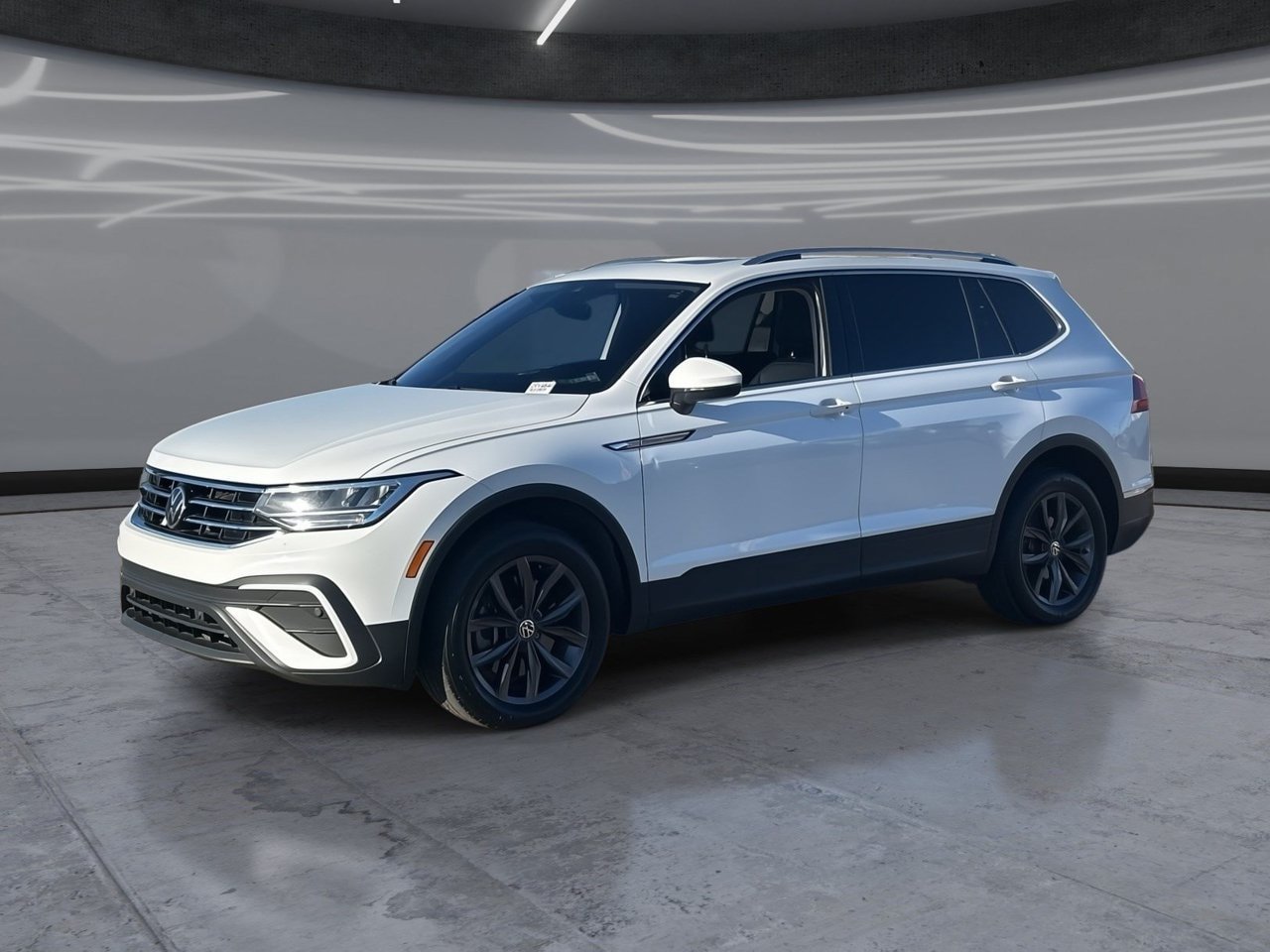 Used 2022 Volkswagen Tiguan SE w/ Panoramic Sunroof Package FWD image 1