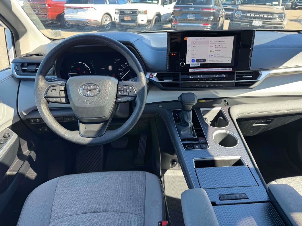 Used 2025 Toyota Sienna LE w/ LE Plus Package AWD/4WD image 18