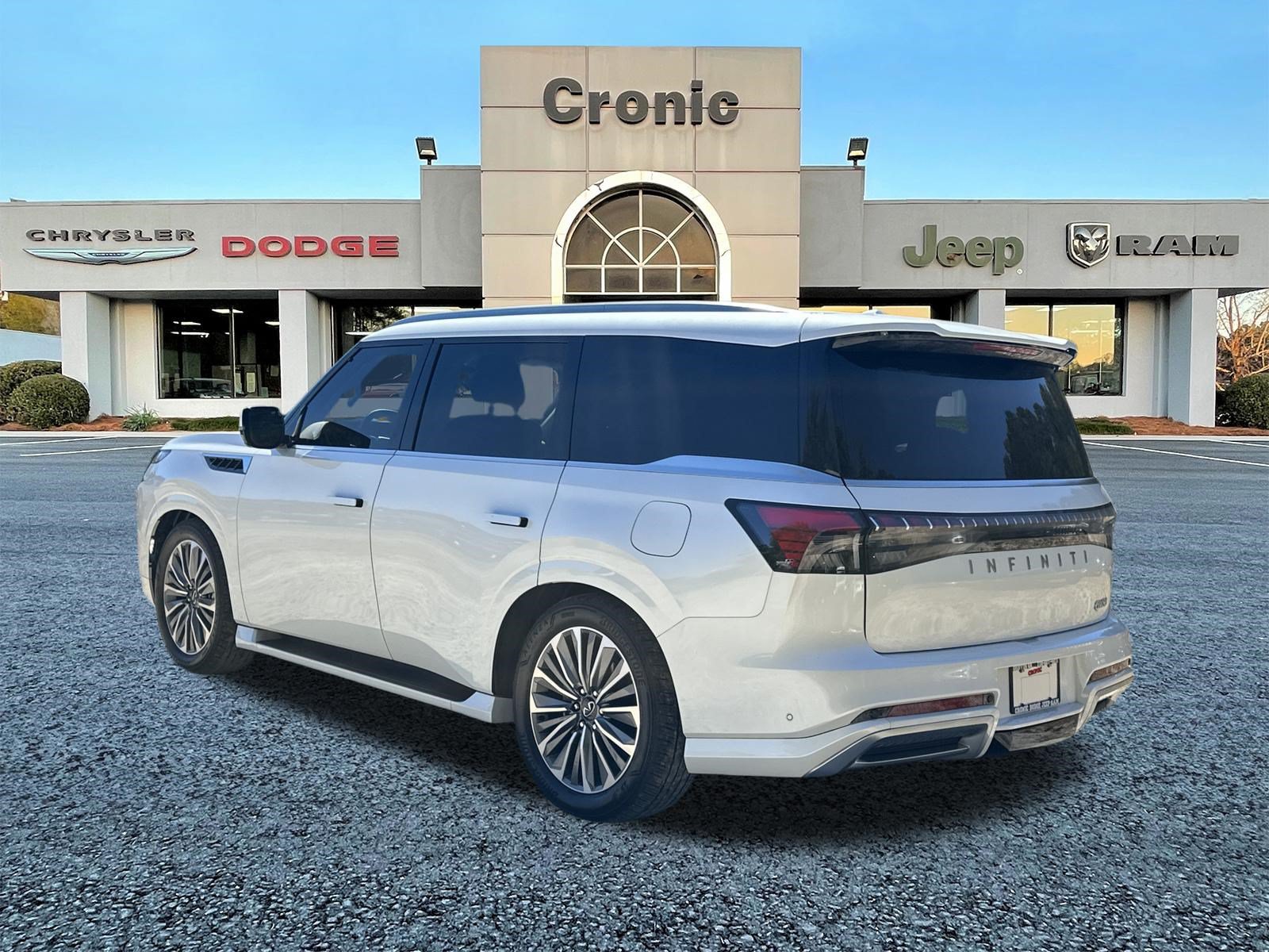 Used 2025 INFINITI QX80 Luxe RWD image 5