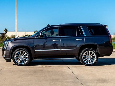Used 2018 Cadillac Escalade Luxury image 3