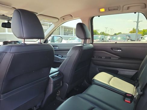 Used 2022 Nissan Pathfinder SL AWD/4WD image 16