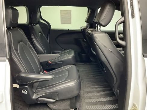 Used 2022 Chrysler Pacifica Touring-L w/ Uconnect Theater Family Group image 29