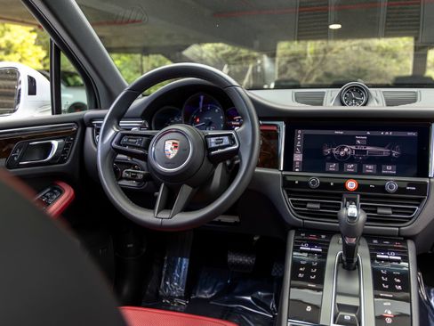 Certified 2025 Porsche Macan AWD/4WD image 39