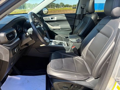 Used 2023 Ford Explorer XLT w/ Equipment Group 202A AWD/4WD image 15