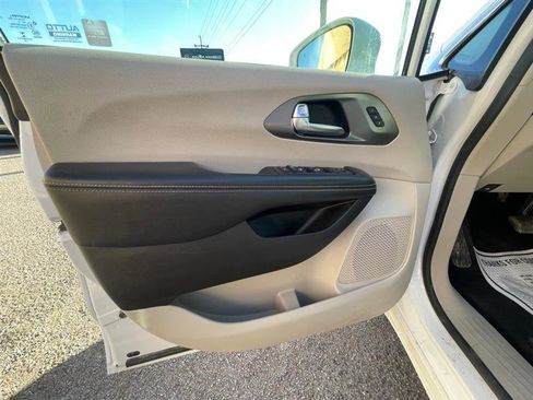 Used 2022 Chrysler Pacifica Touring-L image 12