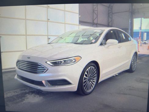 Used 2018 Ford Fusion SE w/ Fusion SE Technology Package FWD image 1