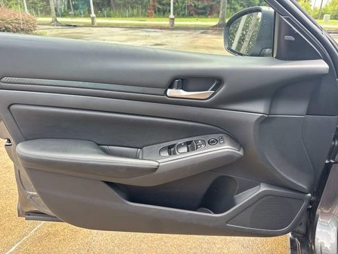 Used 2025 Nissan Altima 2.5 SV FWD image 25