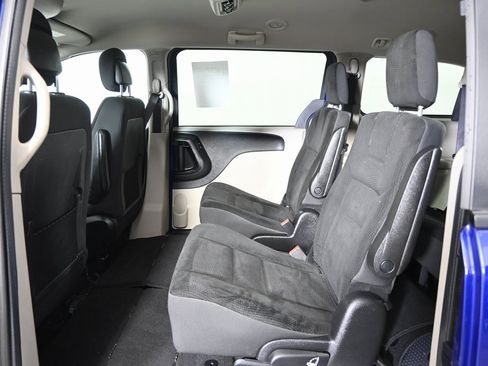 Used 2019 Dodge Grand Caravan SE w/ UConnect Hands-Free Group image 18
