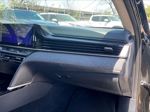 Used 2025 Toyota Camry XLE image 18