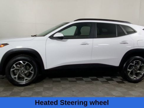 Certified 2025 Chevrolet Trax LT w/ Driver Confidence Package image 8