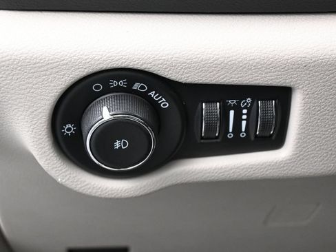 Used 2023 Chrysler Pacifica Touring-L FWD image 16